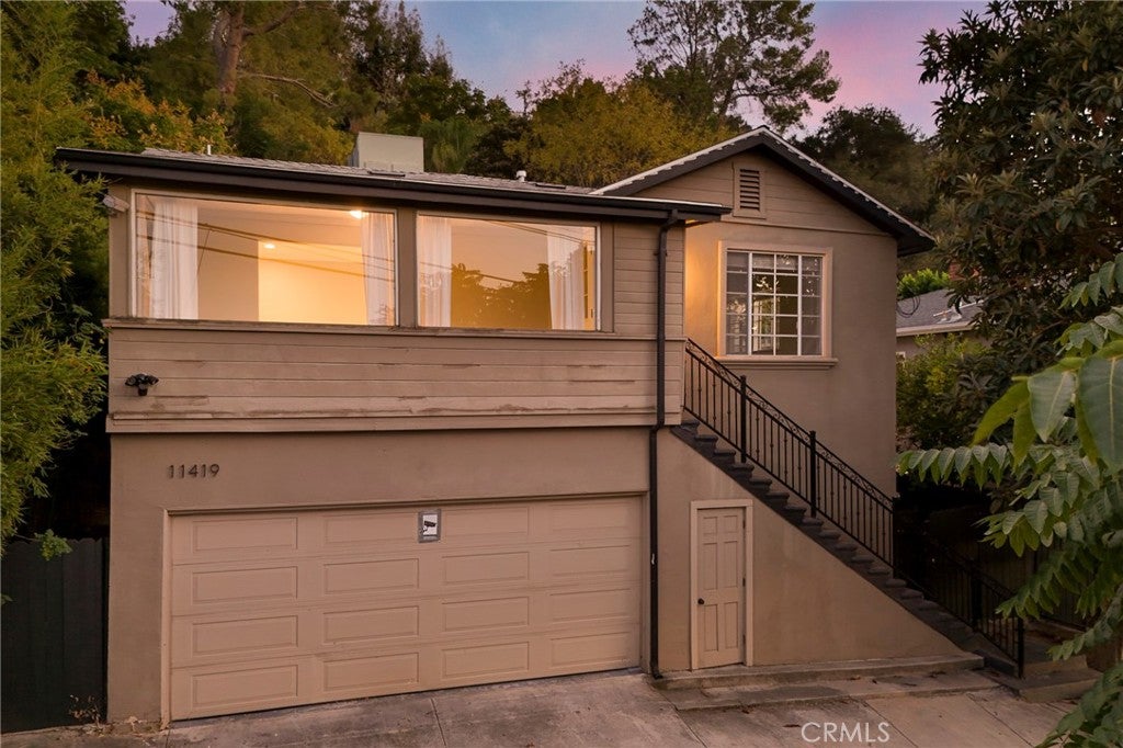 Photo of 11419 Sunshine Terrace, Studio City, CA 91604 (MLS # BB26217685)