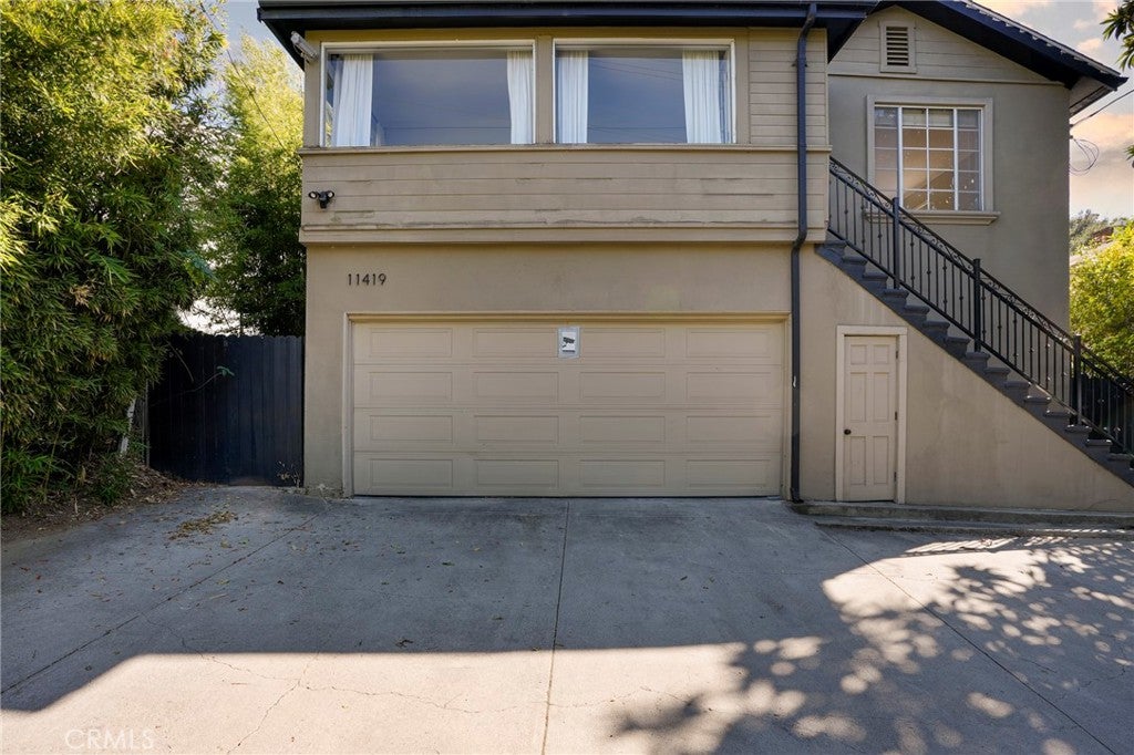 Photo of 11419 Sunshine Terrace, Studio City, CA 91604 (MLS # BB26217685)