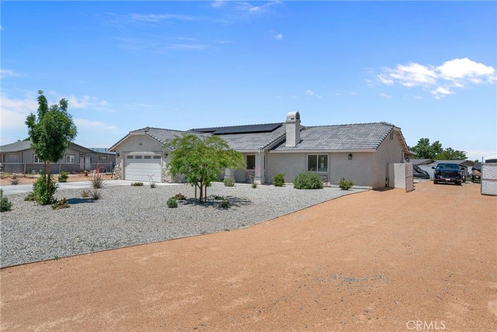Photo of 21044 Wisteria Street, Apple Valley, CA 92308 (MLS # DW25226132)