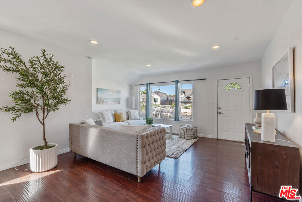 5314 S Victoria Avenue