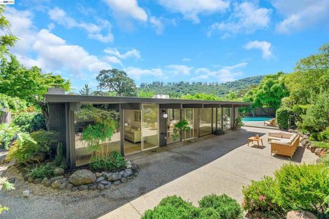 Photo of 15 Don Timoteo Ct Ct, San Rafael, CA 94903 (MLS # 41130454)