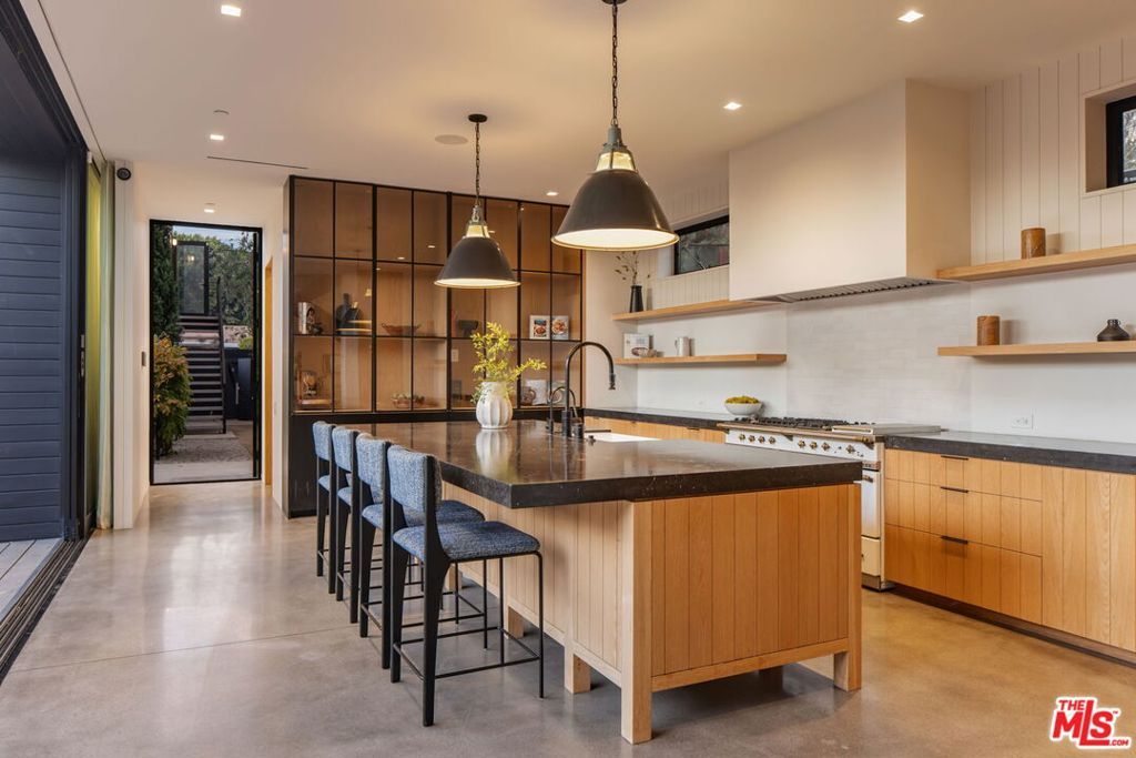 Photo of 901 Flower Avenue, Venice, CA 90291 (MLS # 26640171)