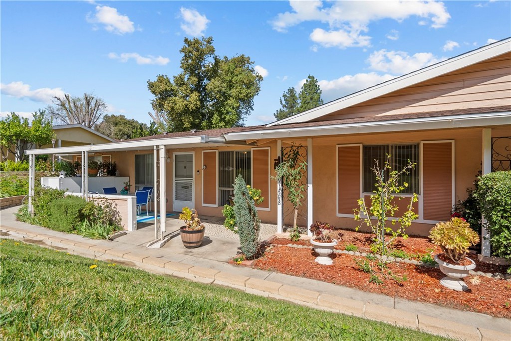 19156 Avenue Of The Oaks B