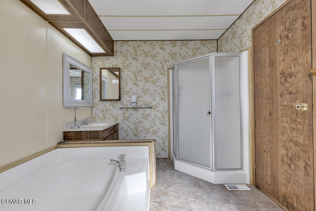 Poinsettia Gardens - 3353 - Residential