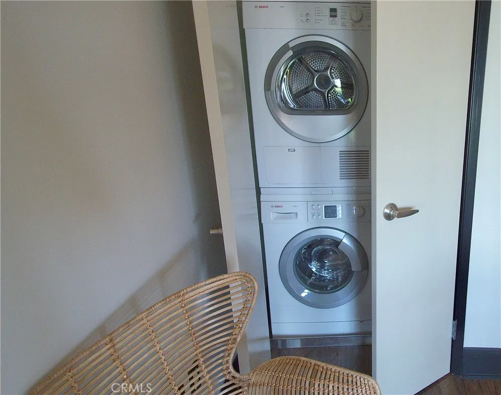 Los Angeles, California 90014, United States, 2 Bedrooms Bedrooms, ,3 BathroomsBathrooms,Residential,Active,201936