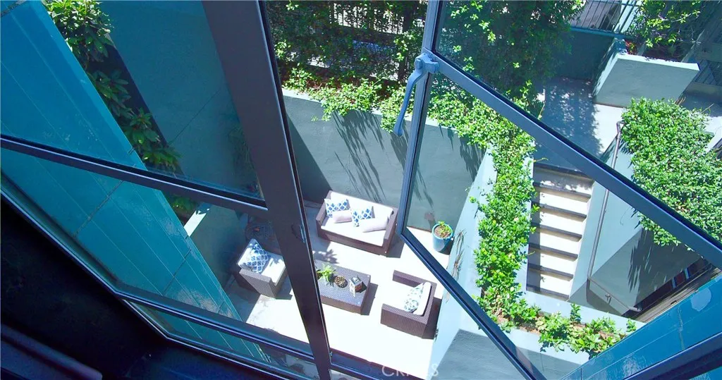 Los Angeles, California 90014, United States, 2 Bedrooms Bedrooms, ,3 BathroomsBathrooms,Residential,Active,201936