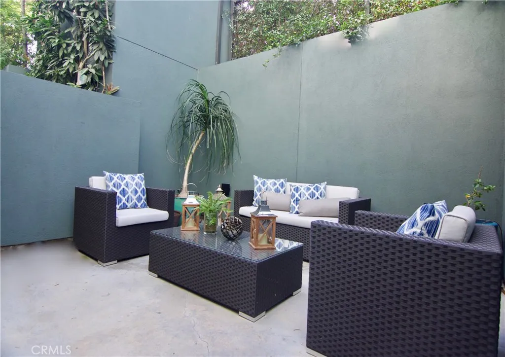 Los Angeles, California 90014, United States, 2 Bedrooms Bedrooms, ,3 BathroomsBathrooms,Residential,Active,201936