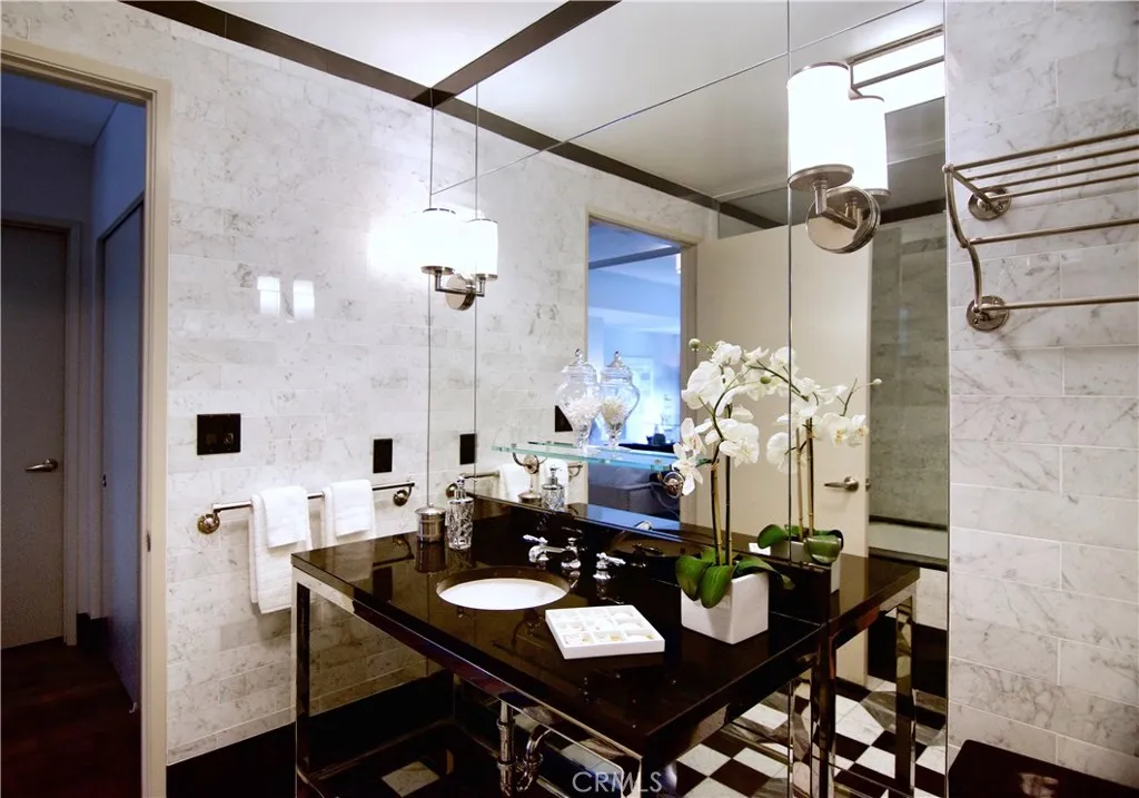 Los Angeles, California 90014, United States, 2 Bedrooms Bedrooms, ,3 BathroomsBathrooms,Residential,Active,201936