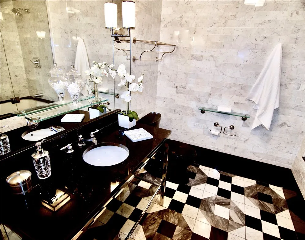 Los Angeles, California 90014, United States, 2 Bedrooms Bedrooms, ,3 BathroomsBathrooms,Residential,Active,201936