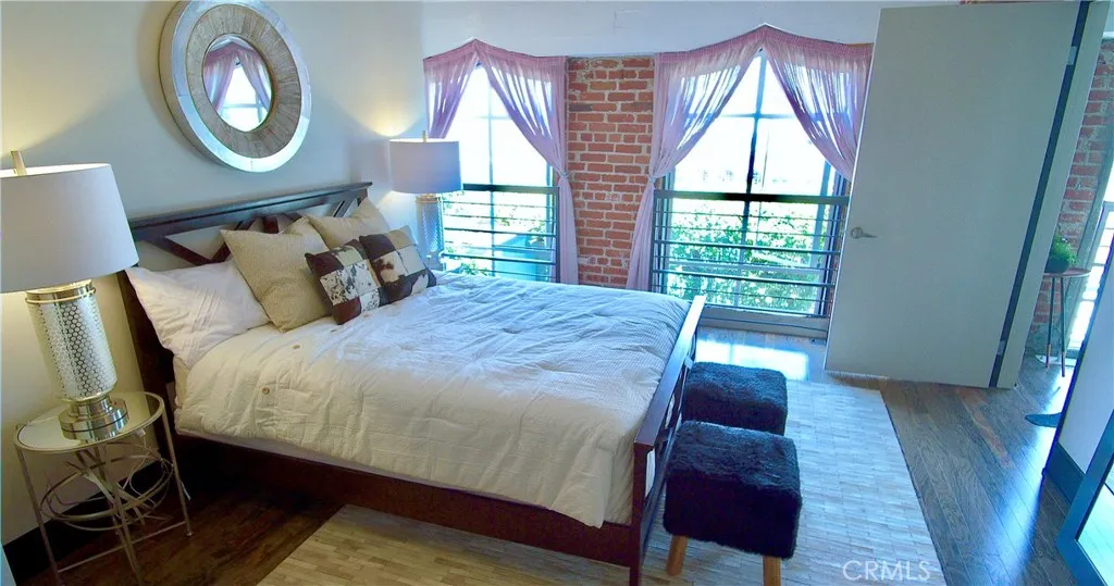 Los Angeles, California 90014, United States, 2 Bedrooms Bedrooms, ,3 BathroomsBathrooms,Residential,Active,201936