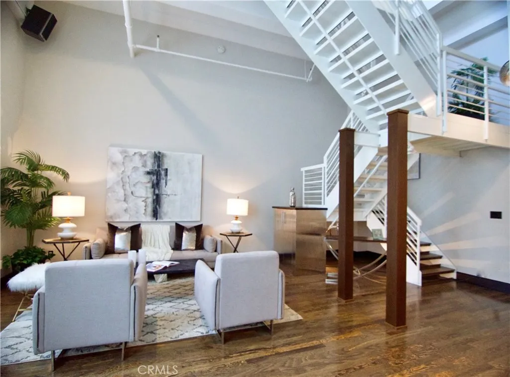 Los Angeles, California 90014, United States, 2 Bedrooms Bedrooms, ,3 BathroomsBathrooms,Residential,Active,201936