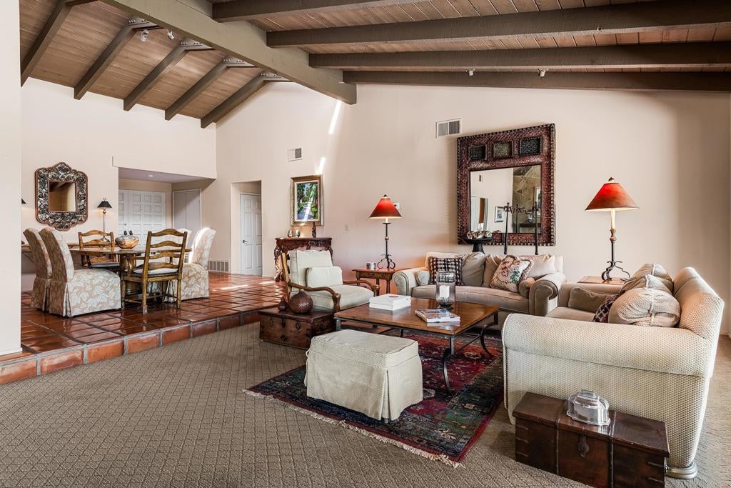 40160 Paseo Corto