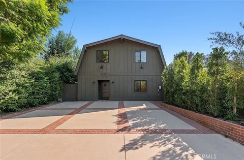 Photo of 6200 Woodlake Avenue, Woodland Hills, CA 91367 (MLS # SR25247659)