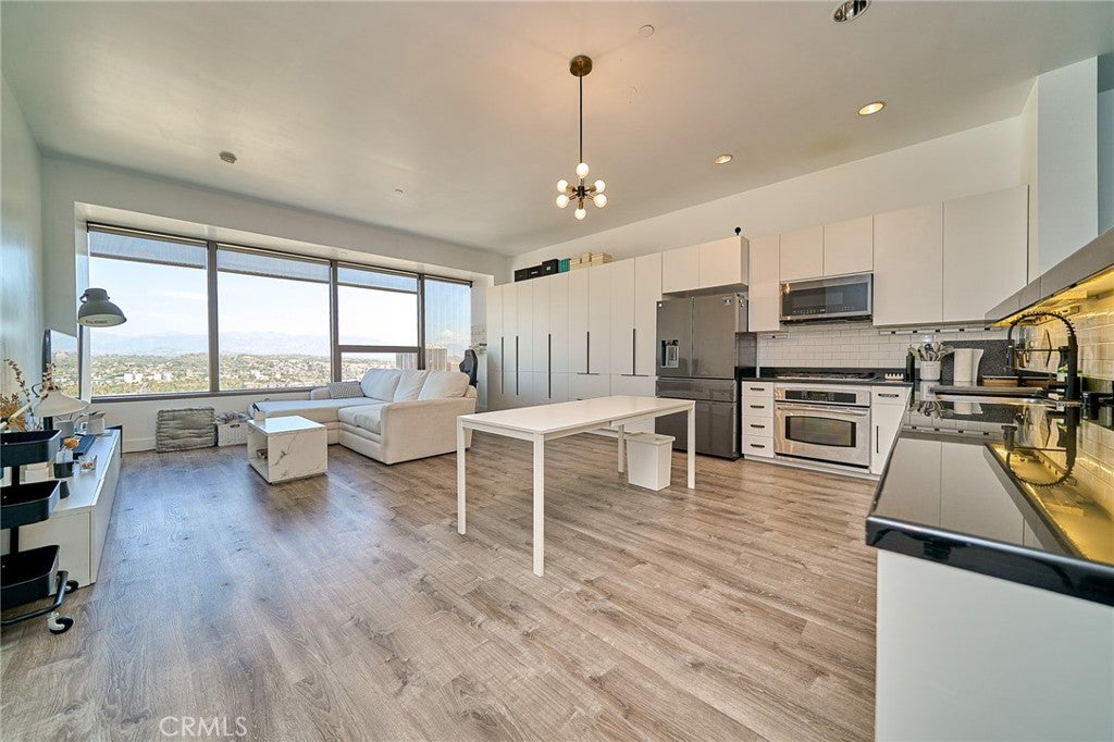 1100 2204 Wilshire