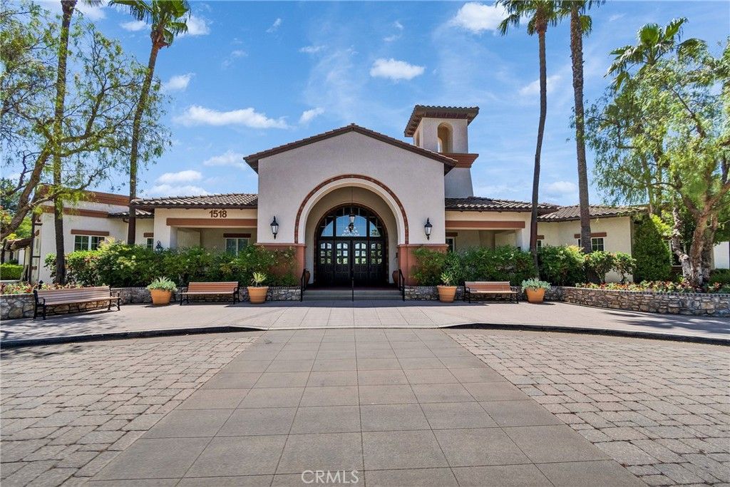 listing image 130729353458606151135