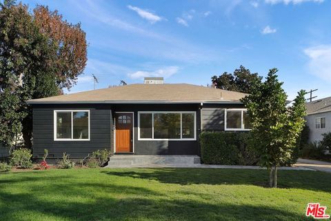 Photo of 5318 Teesdale Avenue, Valley Village, CA 91607 (MLS # 26834353)