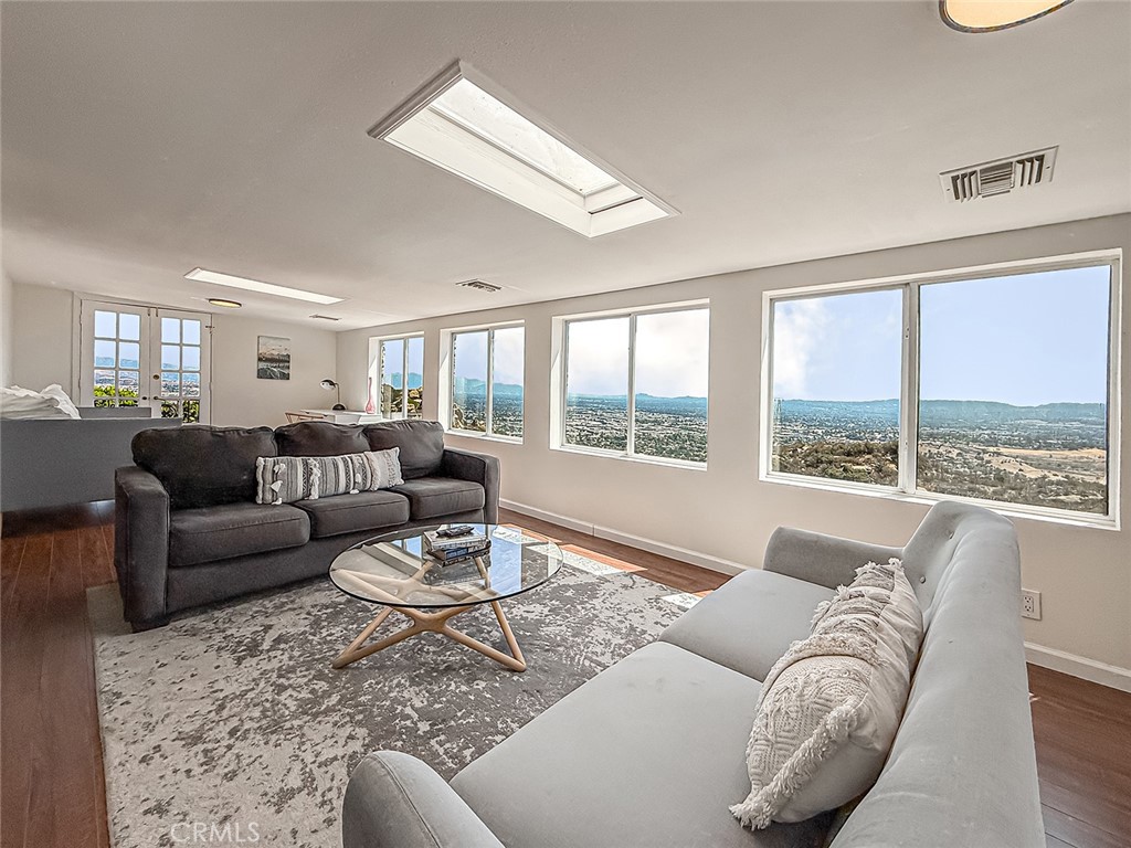 Simi Valley, California, 93063, United States, 4 Bedrooms Bedrooms, ,4 BathroomsBathrooms,Residential,Active,2025960