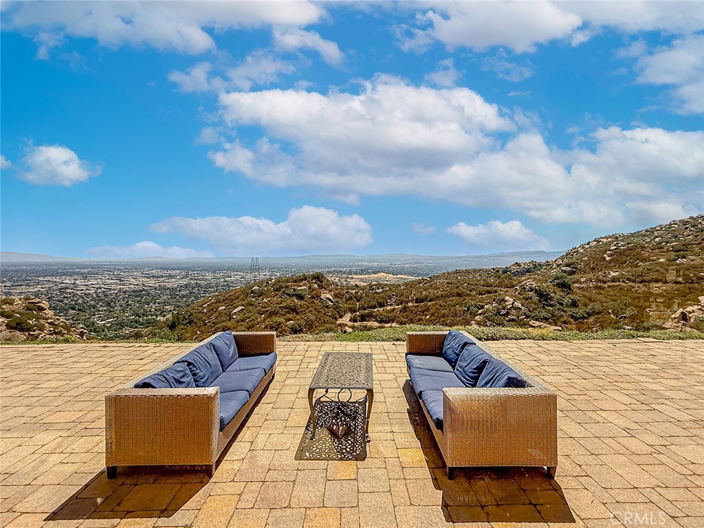 Simi Valley, California, 93063, United States, 4 Bedrooms Bedrooms, ,4 BathroomsBathrooms,Residential,Active,2025960