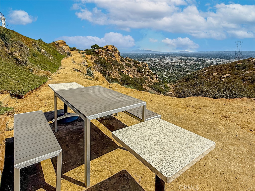 Simi Valley, California, 93063, United States, 4 Bedrooms Bedrooms, ,4 BathroomsBathrooms,Residential,Active,2025960