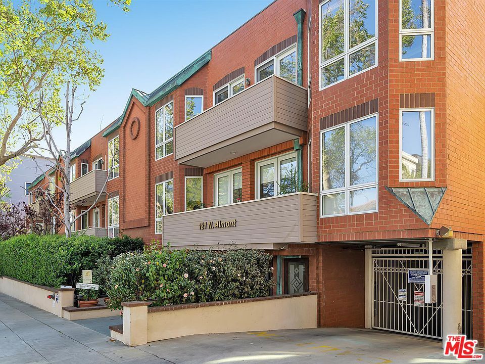 Available for immediate move in! This beautifully appointed 2-bedroom, 2.5-bath condo is ideally located in the heart of Beverly Hills, just moments from world-class shopping, dining, and entertainment. Enter into a stunning foyer that opens to a bright, open floor plan with a dedicated dining area featuring abundant natural light and elegant light wood floors. The kitchen comes equipped with appliances. Both bedrooms feature en-suite bathrooms and generous closet space. Enjoy your morning coffee or unwind in the evening while taking in the serene, tree-lined views. Easy to show! There is a $500 non-refundable move-in/move-out fee required by HOA.
