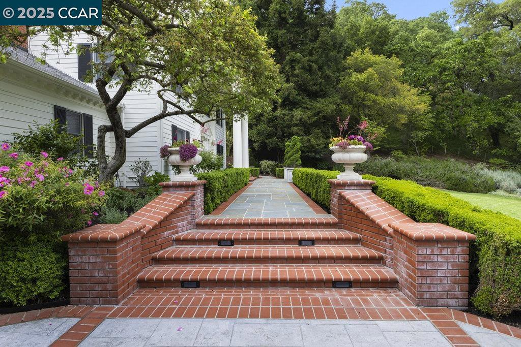 32 Kensington Ct