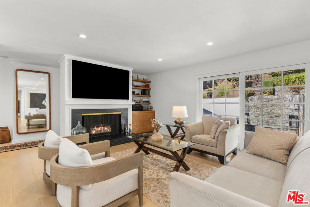 Photo of 1450 N Bundy Drive, Los Angeles, CA 90049 (MLS # 25574049)