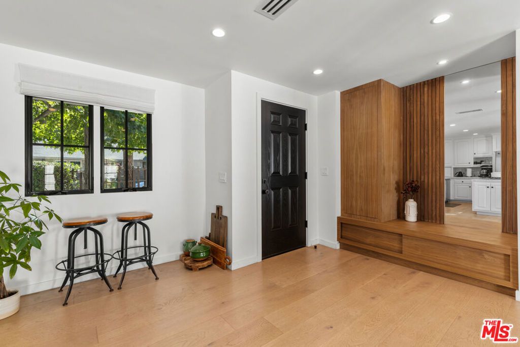 Photo of 1450 N Bundy Drive, Los Angeles, CA 90049 (MLS # 25574049)