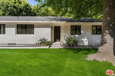 Photo of 1450 N Bundy Drive, Los Angeles, CA 90049 (MLS # 25574049)