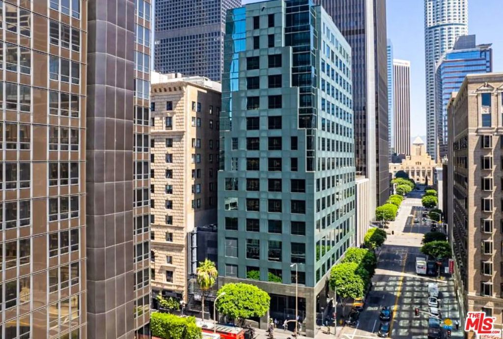 Photo of 655 S Hope Street #1006, Los Angeles, CA 90017 (MLS # 25631293)