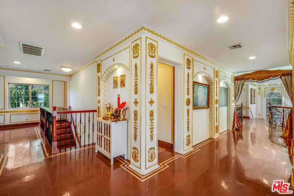 listing image 130720773776972417147