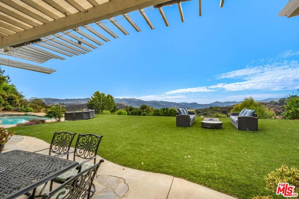 listing image 130726693618894805126