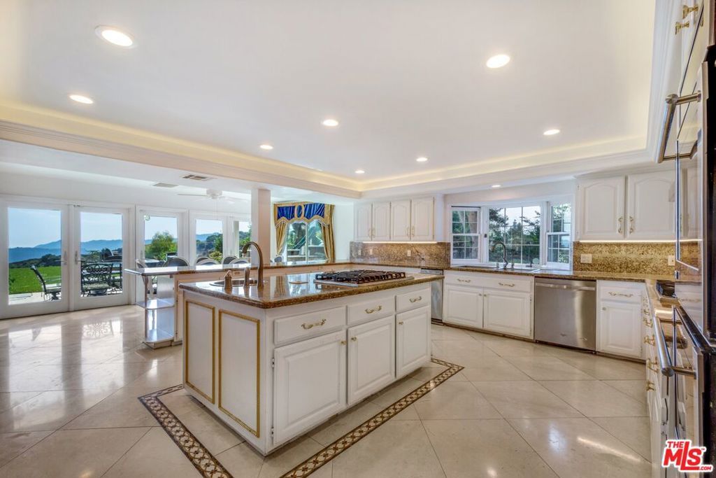listing image 130723534879456894654