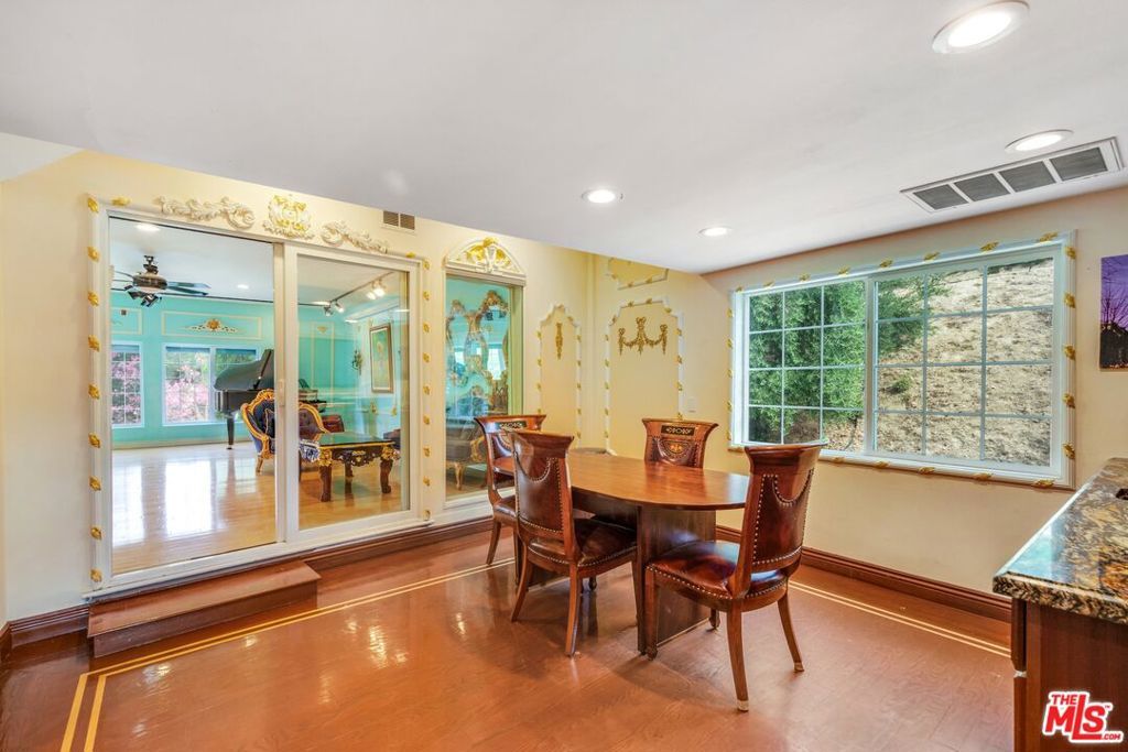 listing image 130727620492895963871