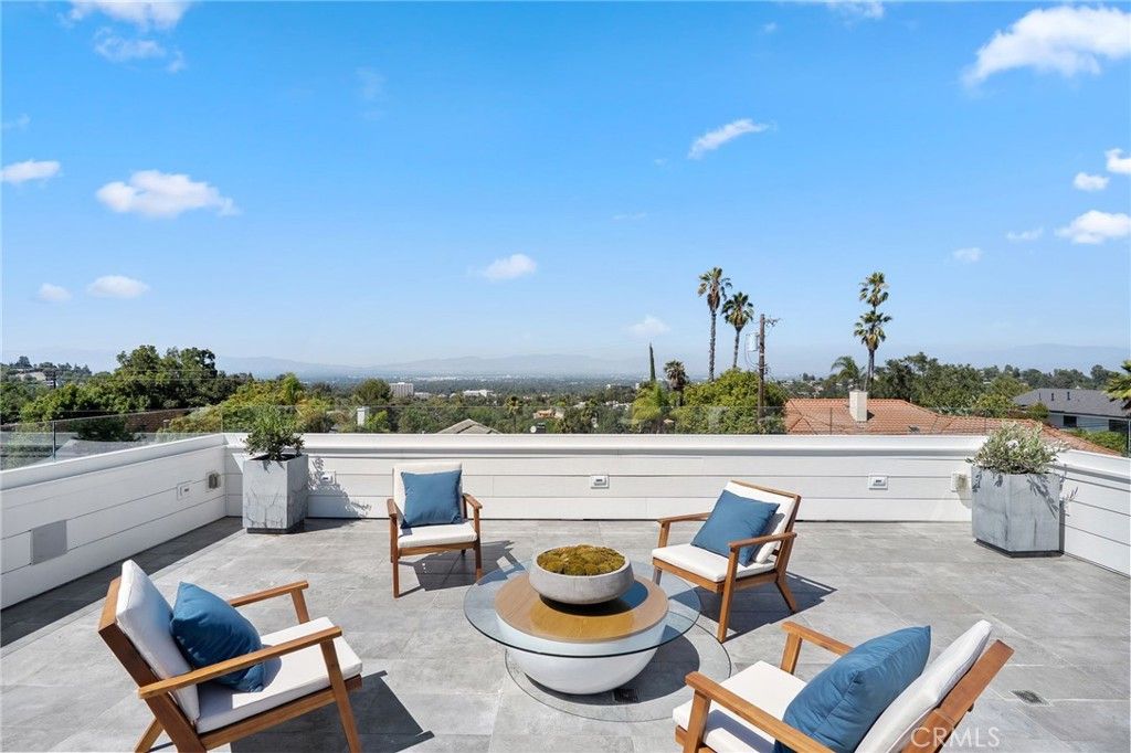Photo of 16630 Oldham Place, Encino, CA 91436 (MLS # SR25171165)