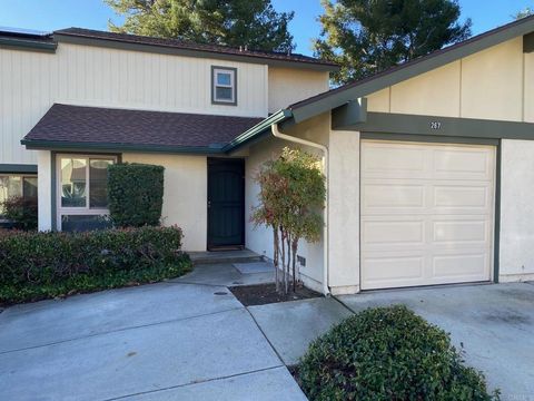 Photo of 267 Parkside Gln, Escondido, CA 92026 (MLS # NDP2601401)
