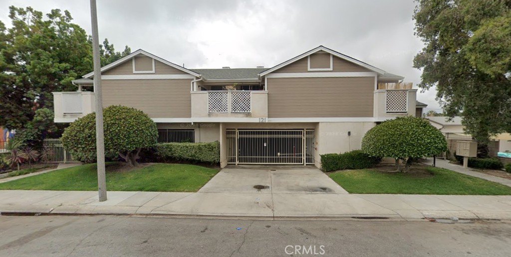 This centrally located upstairs apartment is located in the city of Anaheim near the intersection of Lincoln and Brookhurst. The complex is close to shopping and transportation. This gated complex has an enclosed atrium entry, an elevator and on-site laundry facilities. The unit has new luxury vinyl flooring in the kitchen and bathroom. The unit has vaulted ceilings with skylights and an open kitchen with tile counter tops. There are ceiling fans in the dining area and bedroom and a private patio off the bedroom.