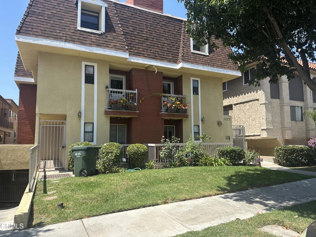 nicely remodeled condoall bedrooms are in the second level comes with all the appliances