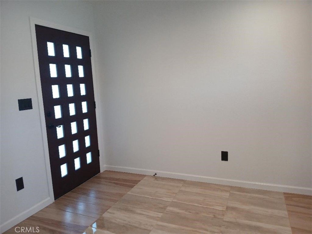 Photo of 307 N Broadacres Avenue, Compton, CA 90220 (MLS # DW26057391)