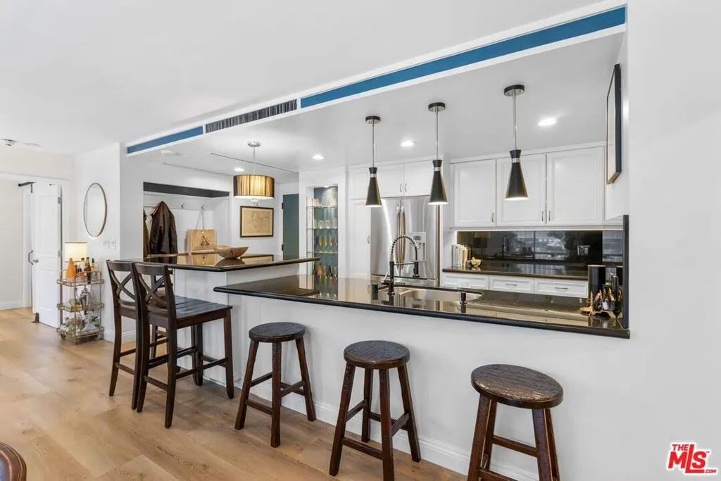 Los Angeles, California 90067, United States, 2 Bedrooms Bedrooms, ,2 BathroomsBathrooms,Residential,Active,239435