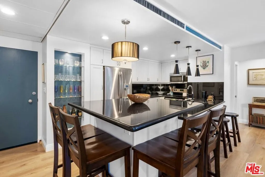 Los Angeles, California 90067, United States, 2 Bedrooms Bedrooms, ,2 BathroomsBathrooms,Residential,Active,239435