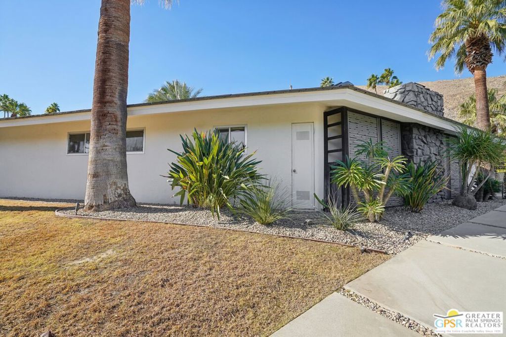 Photo of 215 W Camino Alturas, Palm Springs, CA 92264 (MLS # 25592601PS)
