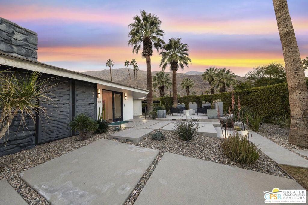 Photo of 215 W Camino Alturas, Palm Springs, CA 92264 (MLS # 25592601PS)