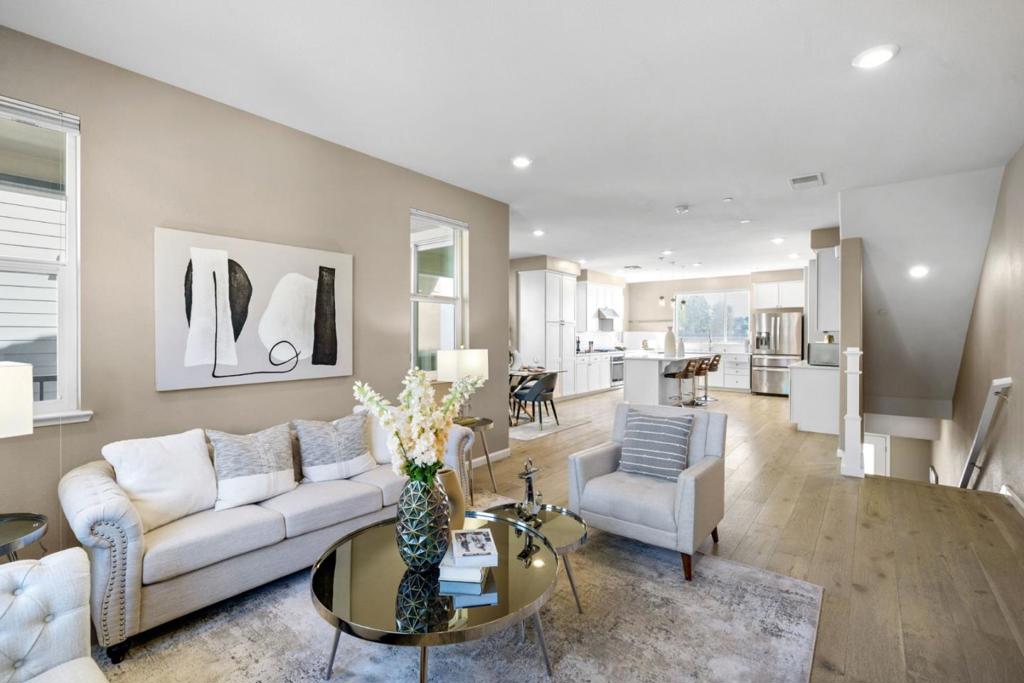 1120 California Cir