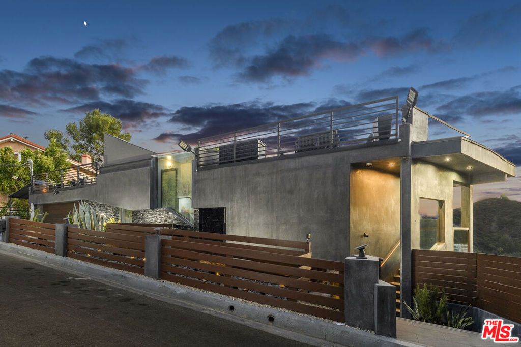 Photo of 2271 Gloaming Way, Beverly Hills, CA 90210 (MLS # 26732135)