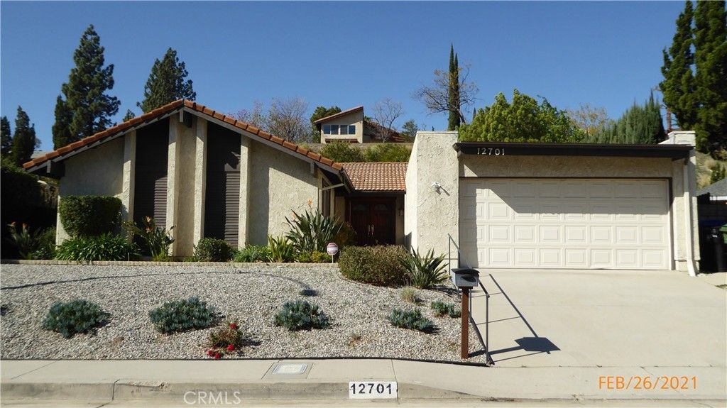 Photo of 12701 Norlina Pl, Granada Hills, CA 91344 (MLS # SR25238937)