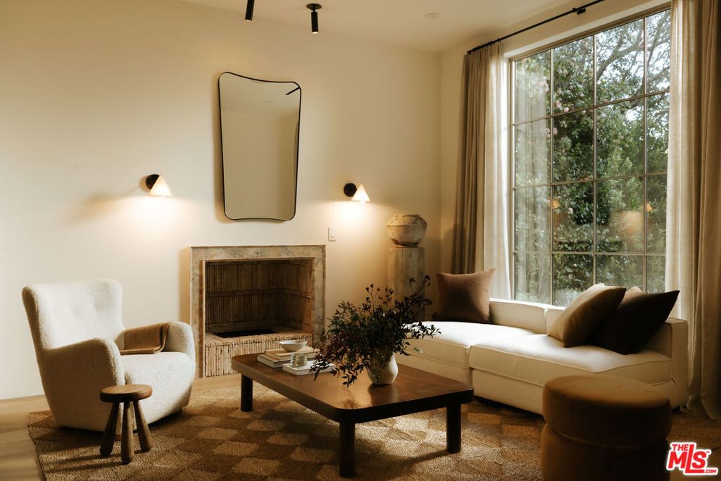 Photo of 4209 Vantage Avenue, Studio City, CA 91604 (MLS # 25627829)