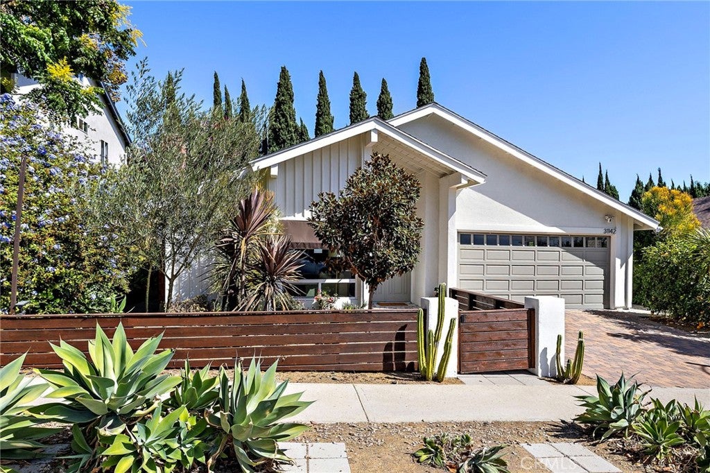 31142 Calle Entradero