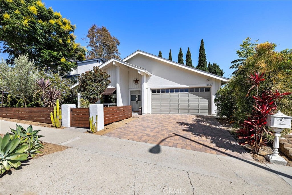 31142 Calle Entradero
