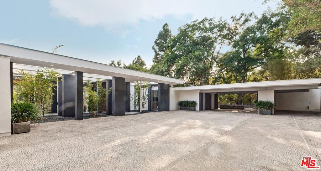 Photo of 1163 Calle Vista Drive, Beverly Hills, CA 90210 (MLS # 26646761)