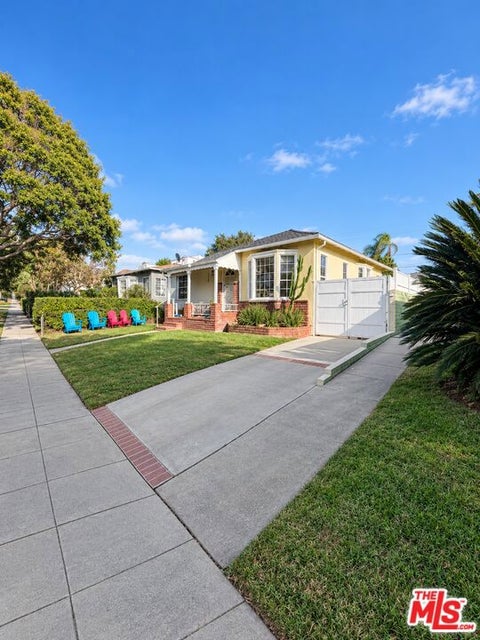 Photo of 1030 Pearl Street, Santa Monica, CA 90405 (MLS # 26103731)